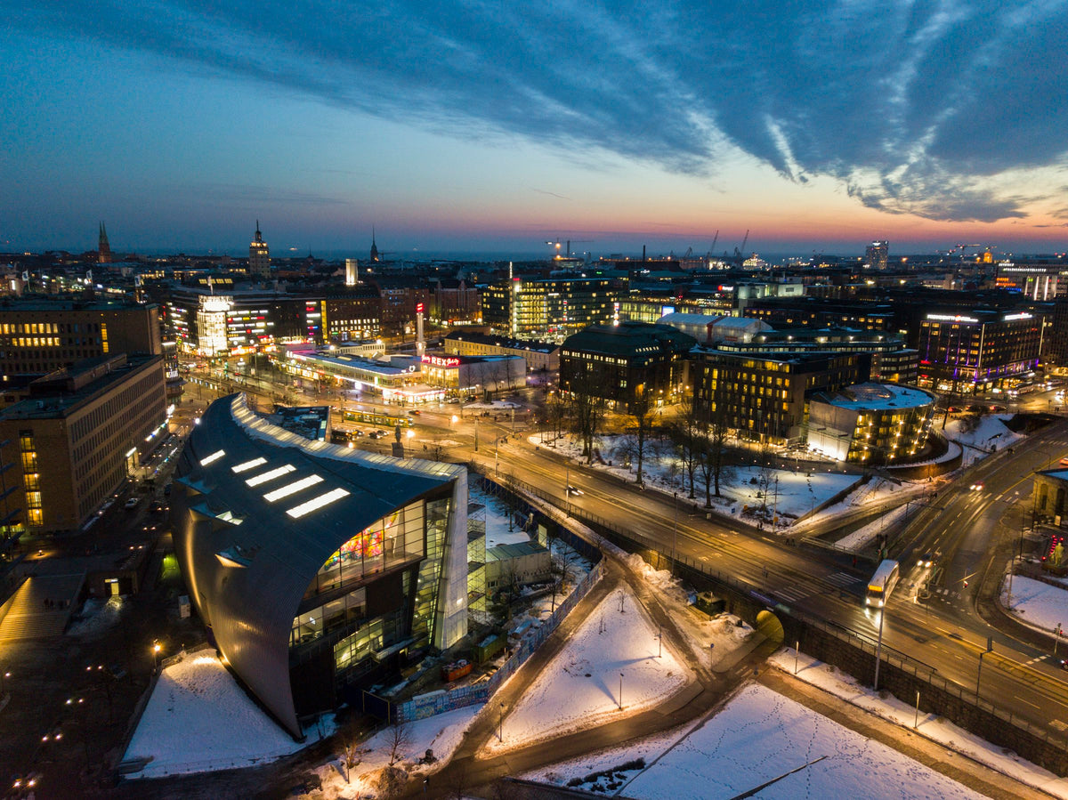 Helsinki iltahämärässä ilmasta kuvattuna